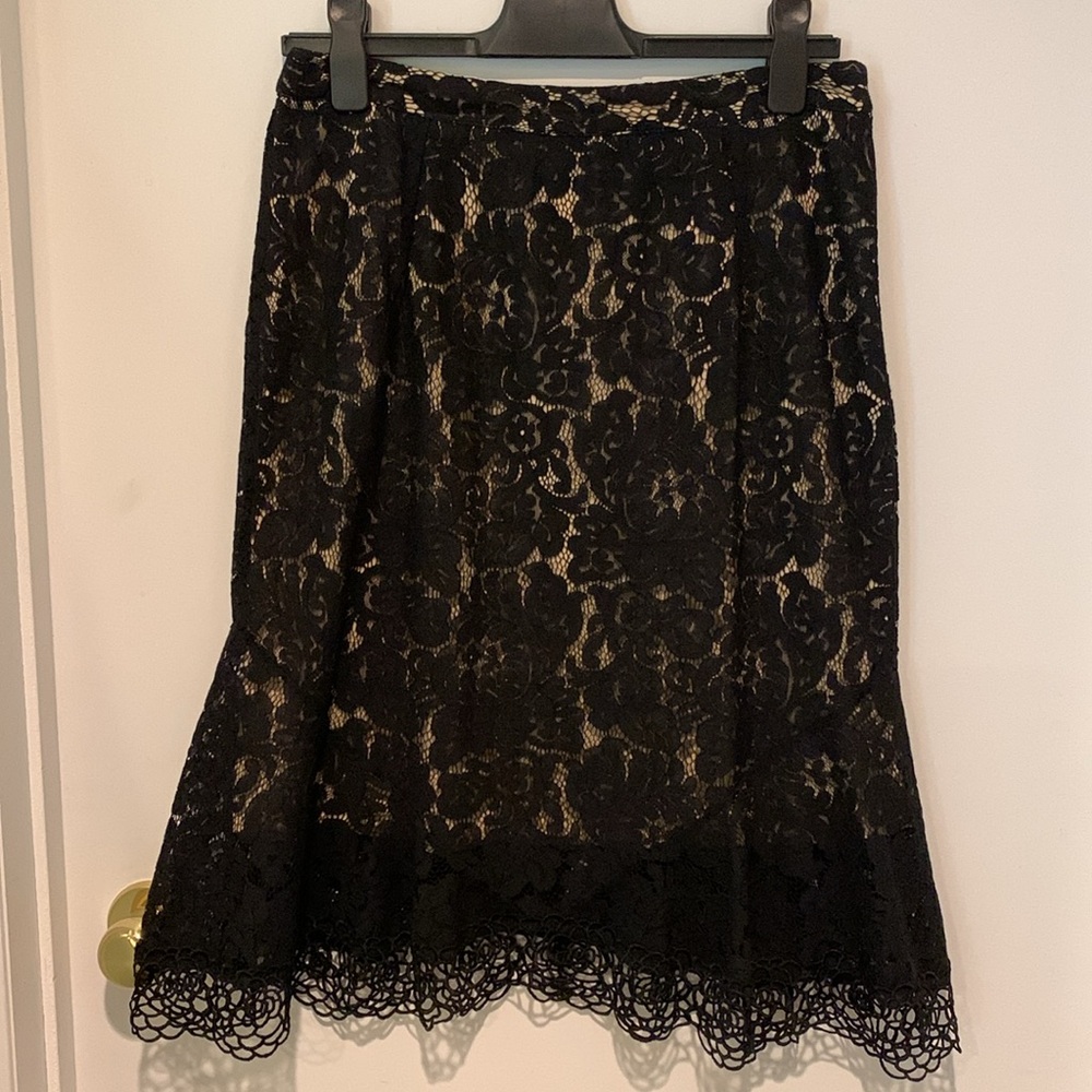 Adiva a blk/tan cut out lace midi skirt with scalloped hem. Size M. NWT.